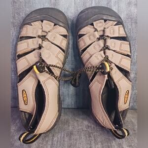 Keen big kids tan waterproof king sandal shoes. Size 1